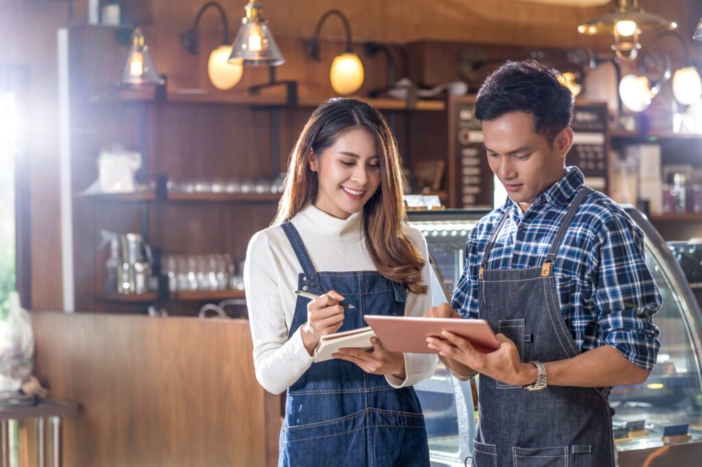 Restaurant frontline workers using mobile device learning technology